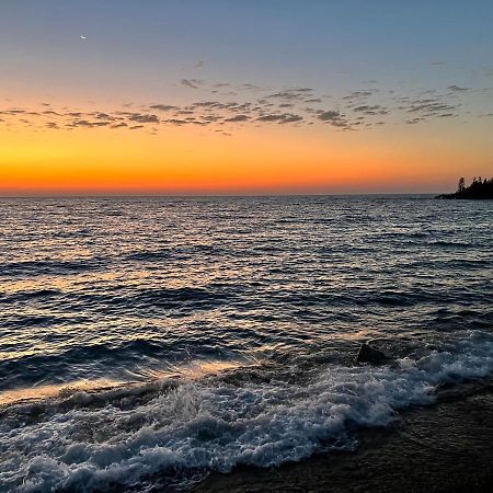 Shoreline Inn Grand Marais Exteriör bild